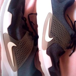 Men's gray n black Nike tennis shoes! Only 10$